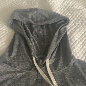 Vuori hooded lightweight pullover in heather gray.